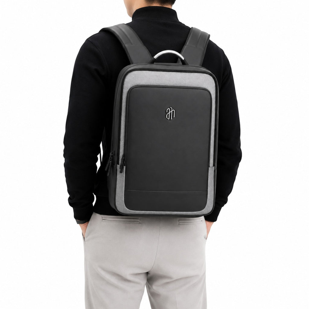 Sac à dos business Univers Sac ARCTIC HUNTER noir et gris en nylon imperméable porté par un homme