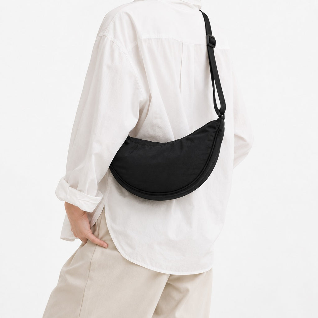 Sac banane demi-lune noir en nylon pour femme, Univers Sac, avec fermeture éclair et poche intérieure.