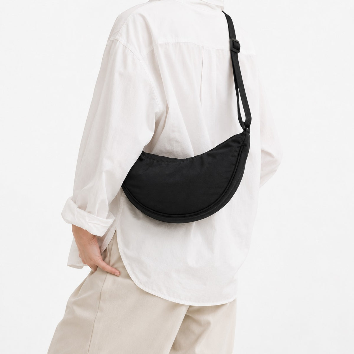 Sac banane demi-lune noir en nylon pour femme, Univers Sac, avec fermeture éclair et poche intérieure.