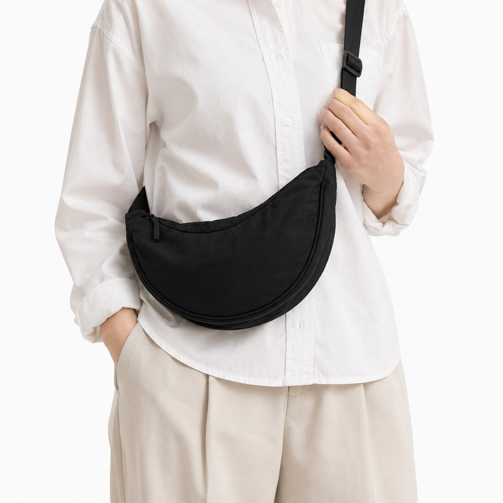 Sac banane demi-lune noir en nylon pour femme, par Univers Sac. Fermeture zippée, poche intérieure.