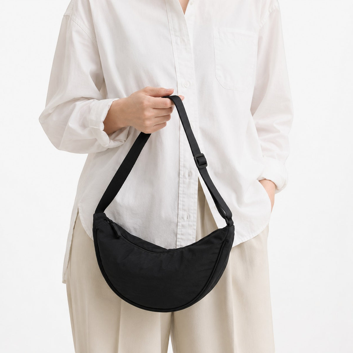 Sac banane demi-lune noir en nylon pour femme, par Univers Sac, avec fermeture éclair et poche intérieure.