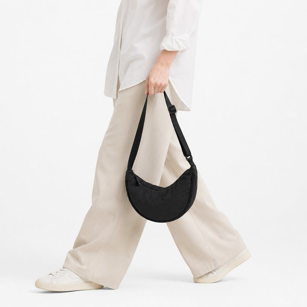 Sac banane demi-lune noir en nylon pour femme, par Univers Sac, avec fermeture éclair et poche intérieure.