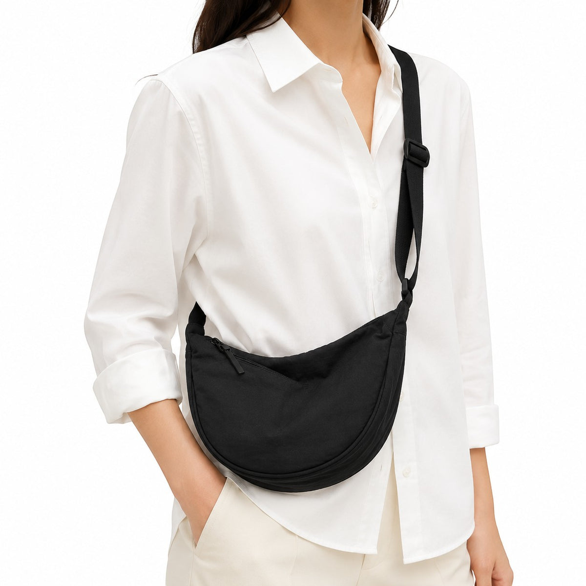 Sac banane demi-lune noir en nylon pour femme, Univers Sac, avec fermeture éclair et poche intérieure.