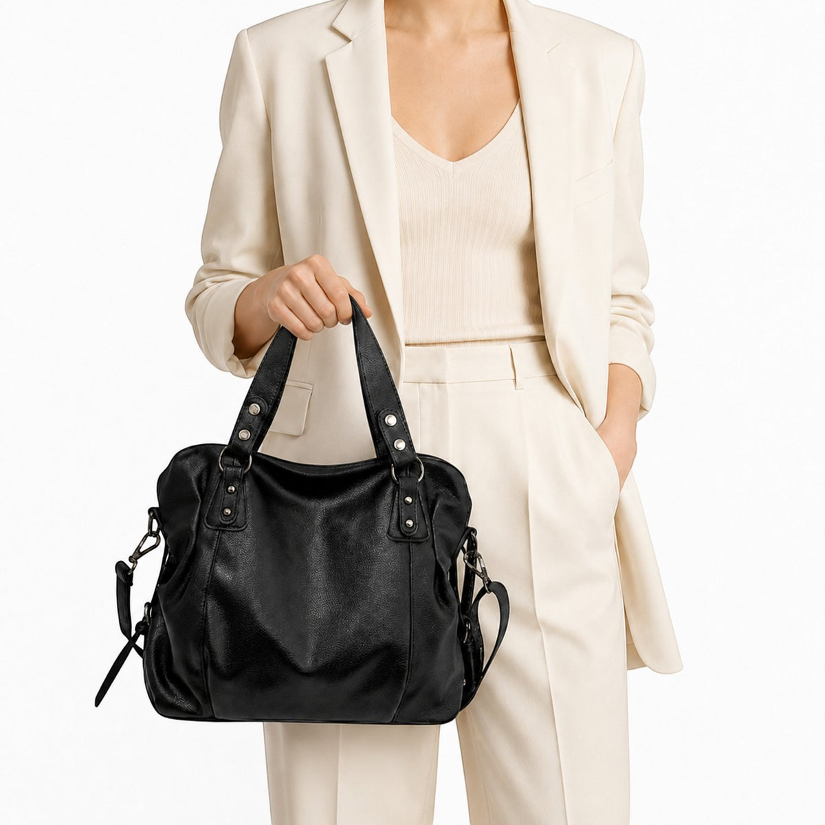 Univers Sac grand sac à main bandoulière noir en polyester et TPU, avec rivets et fermeture éclair, porté par une femme.