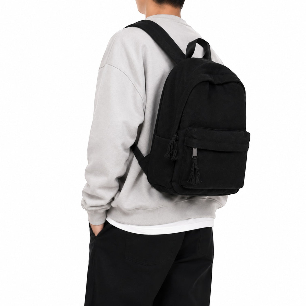 Petit sac à dos noir en toile de la marque Univers Sac porté par une personne, style décontracté et minimaliste.