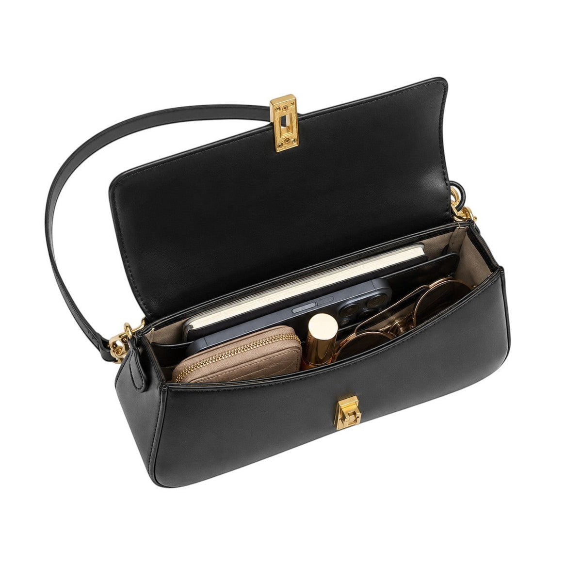 Pochette bandoulière noire en PU de la marque Univers Sac, avec fermoir doré, contenant un téléphone, des lunettes de soleil et du maquillage.