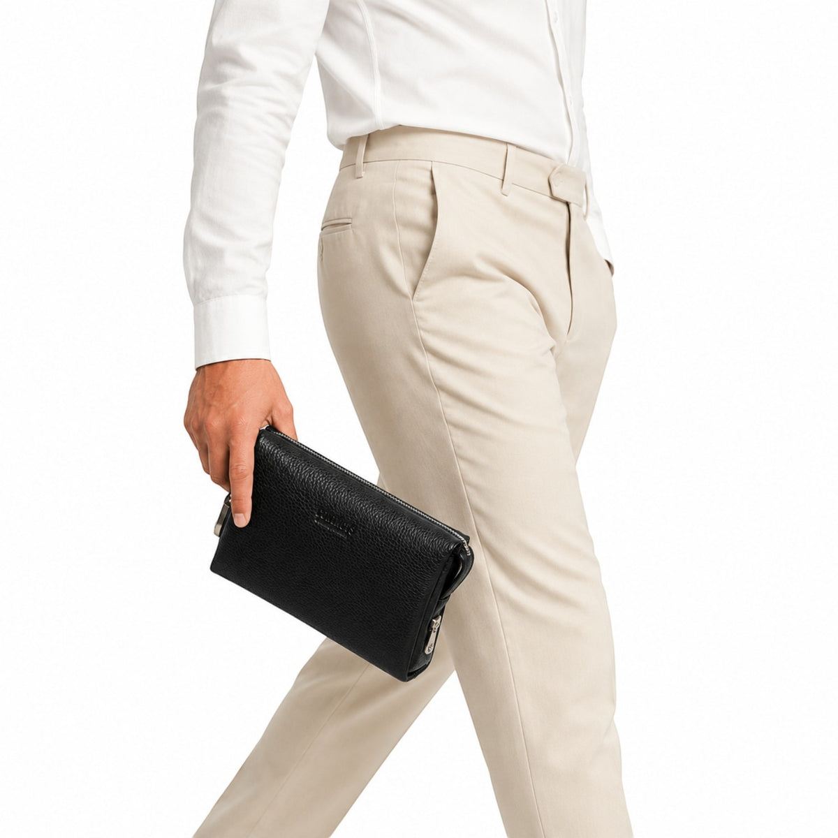 Homme portant une pochette de main en cuir véritable noir de la marque Univers Sac, style décontracté et élégant.