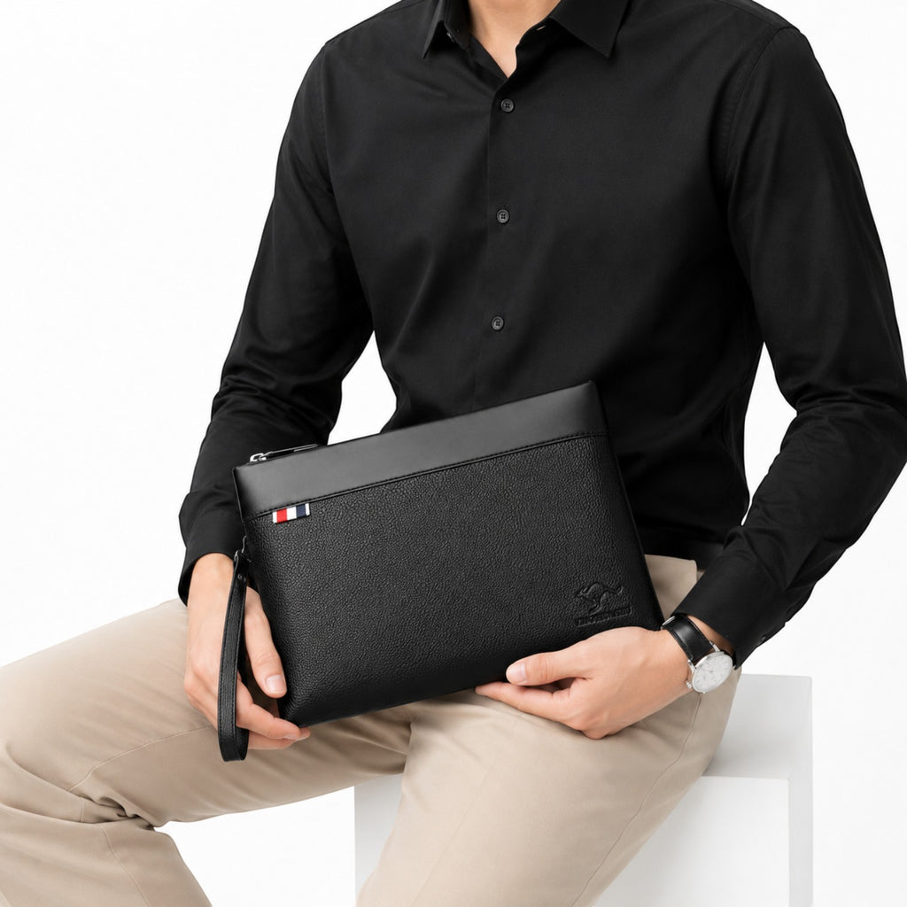 Homme tenant une pochette noire en cuir synthétique Univers Sac avec fermeture éclair et dragonne pour le business