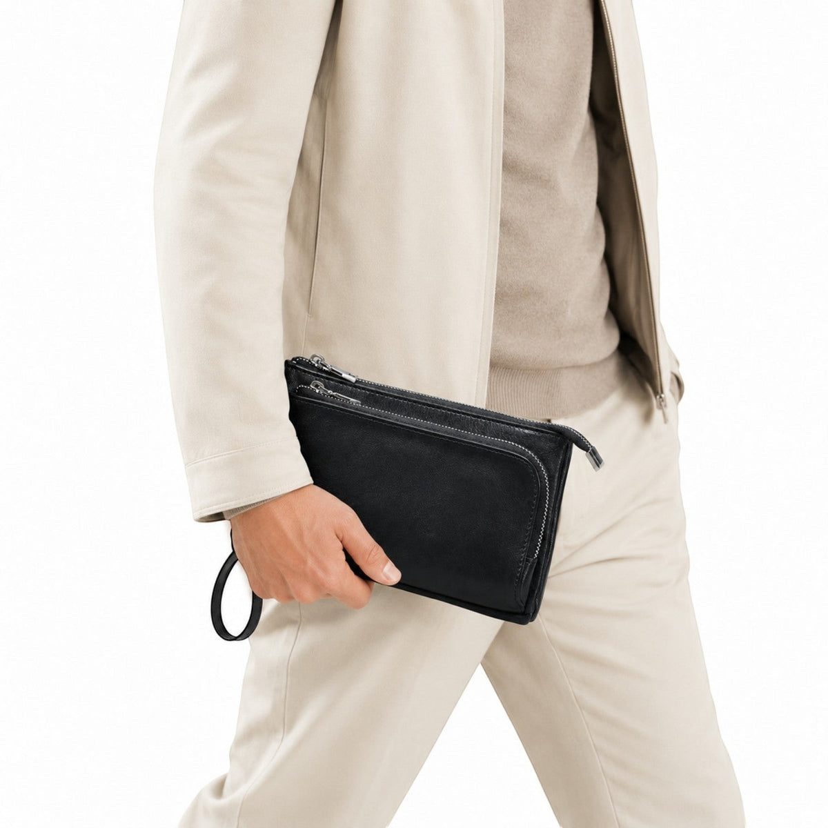 Homme portant une pochette de main noire en cuir véritable Contact’S de la marque Univers Sac, style décontracté.