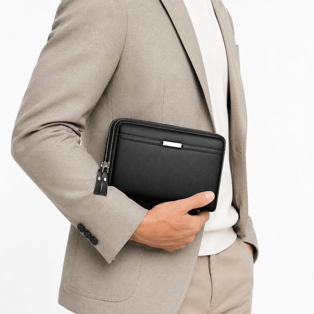 Homme tenant une pochette business noire Univers Sac en cuir PU avec fermeture éclair, style élégant et moderne.