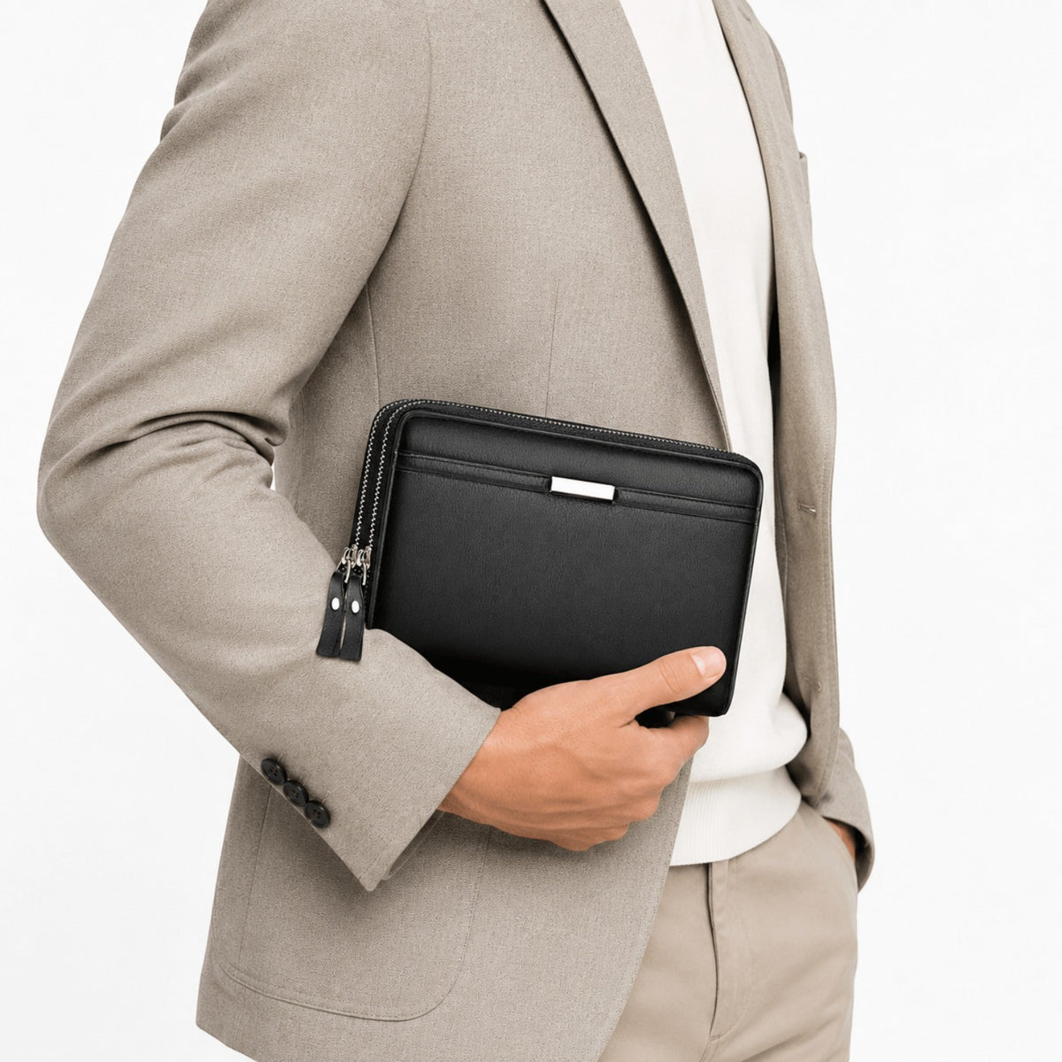 Homme tenant une pochette business noire Univers Sac en cuir PU avec fermeture éclair, style élégant et moderne.