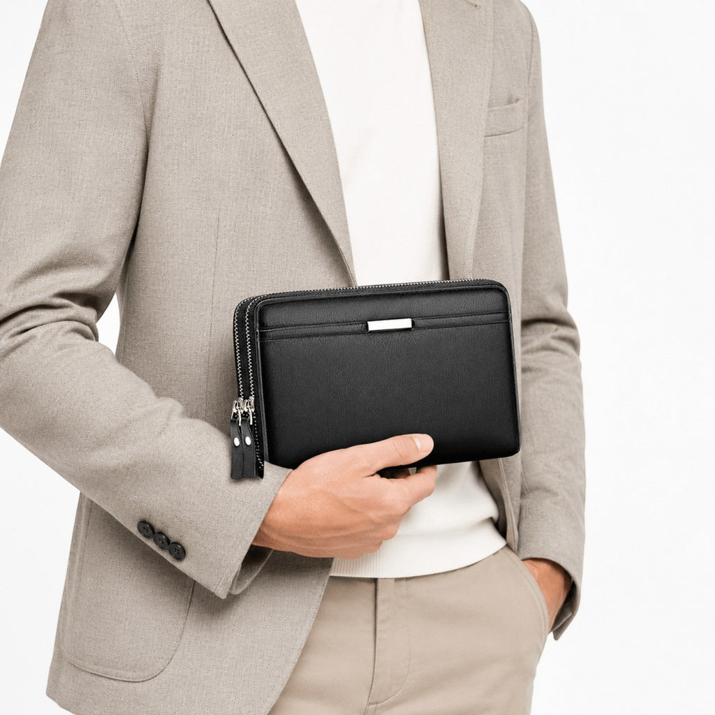 Homme tenant une pochette business noire Univers Sac en cuir PU avec fermeture éclair, style élégant et moderne.