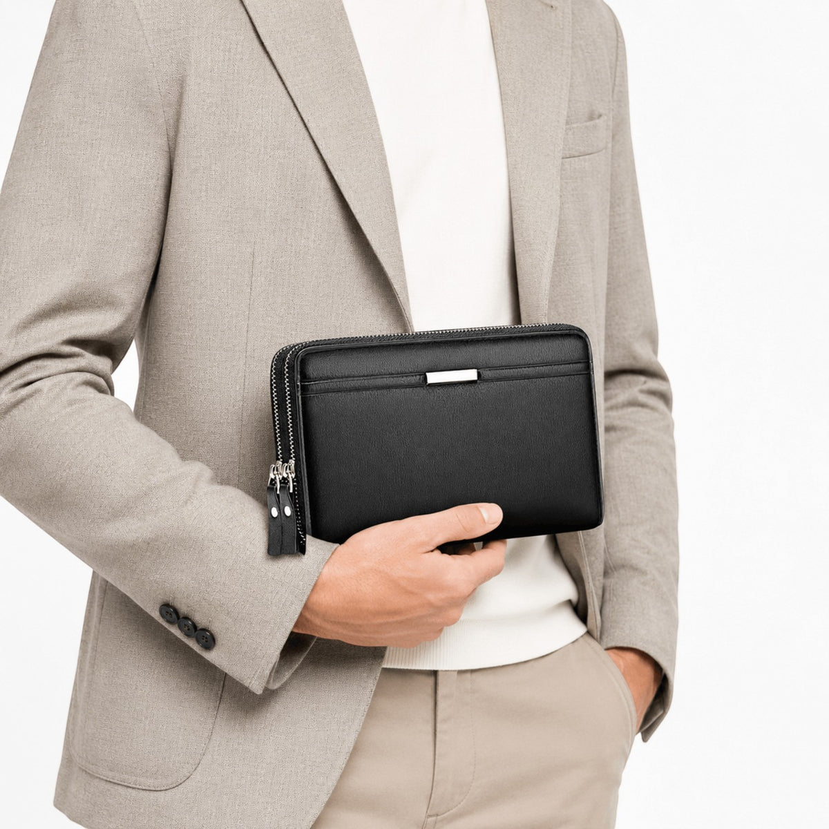 Homme tenant une pochette business noire Univers Sac en cuir PU avec fermeture éclair, style élégant et moderne.