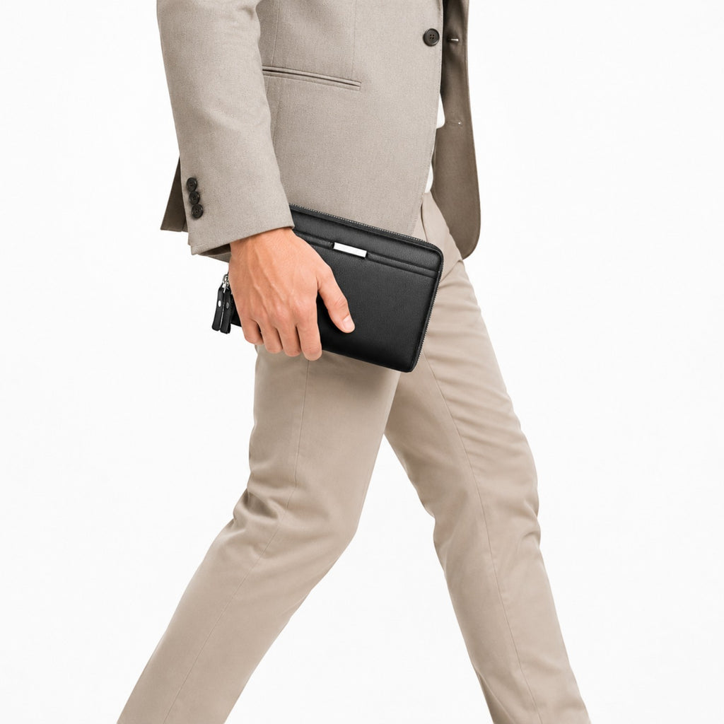 Homme portant une pochette business noire Univers Sac en cuir PU, idéale pour ranger téléphone et cartes.