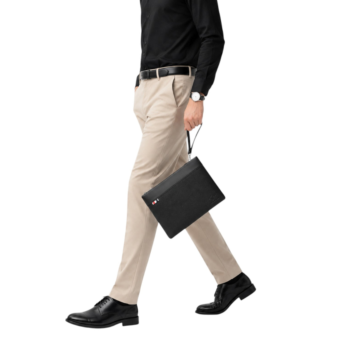 Homme portant une pochette noire Univers Sac en cuir PU avec dragonne, style business élégant