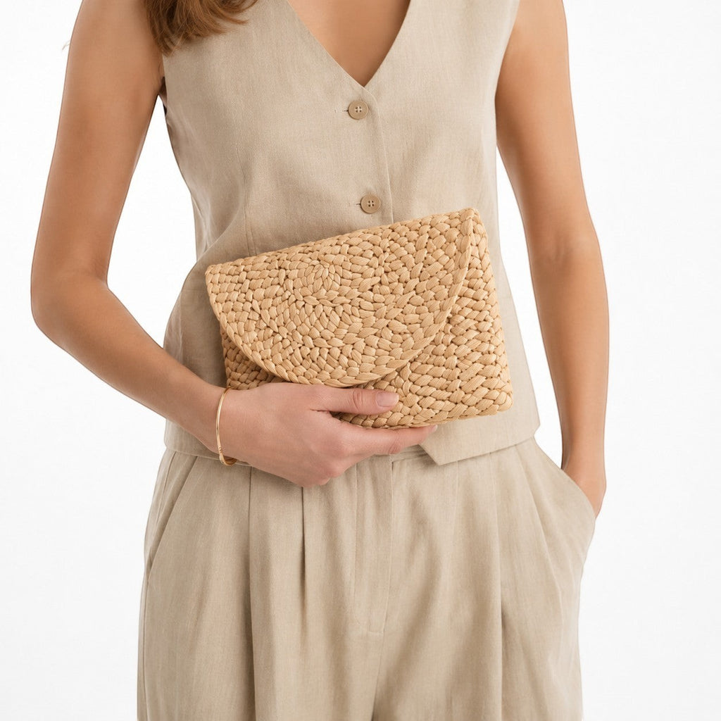 Pochette en paille tressée beige de la marque Univers Sac, forme enveloppe, idéale pour la plage ou une soirée.
