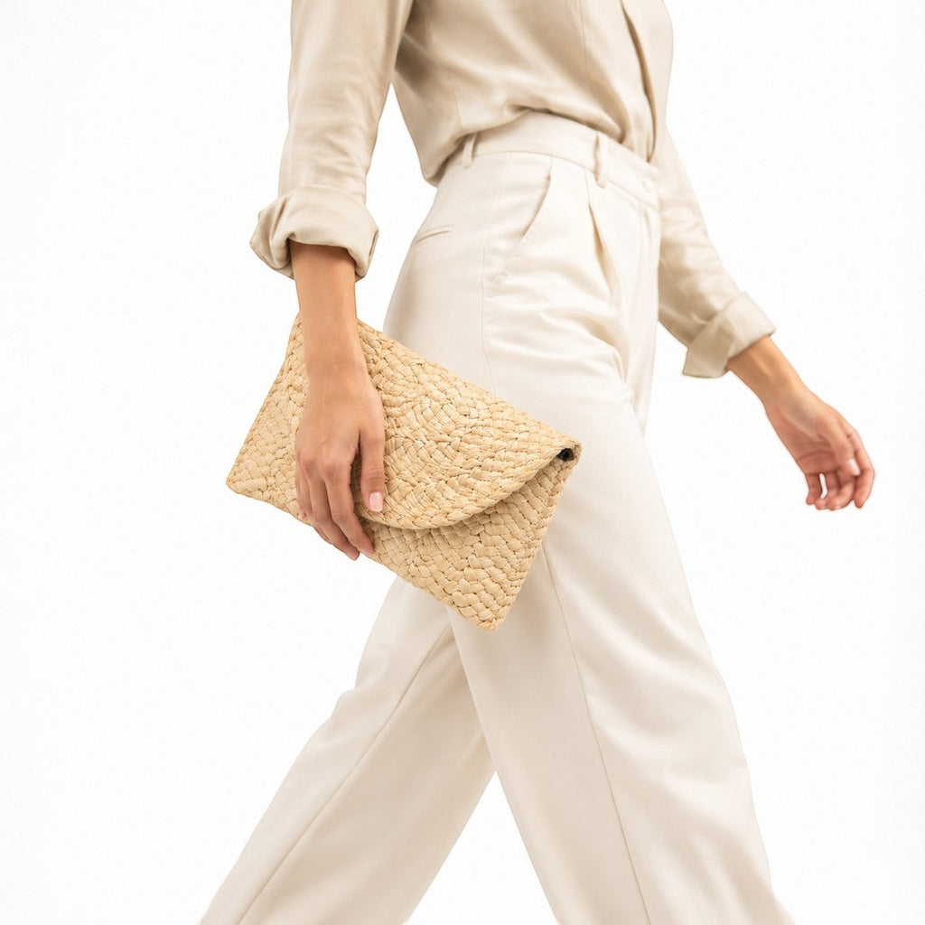 Pochette femme en paille tressée beige, style bohème, fermeture à rabat, par Univers Sac