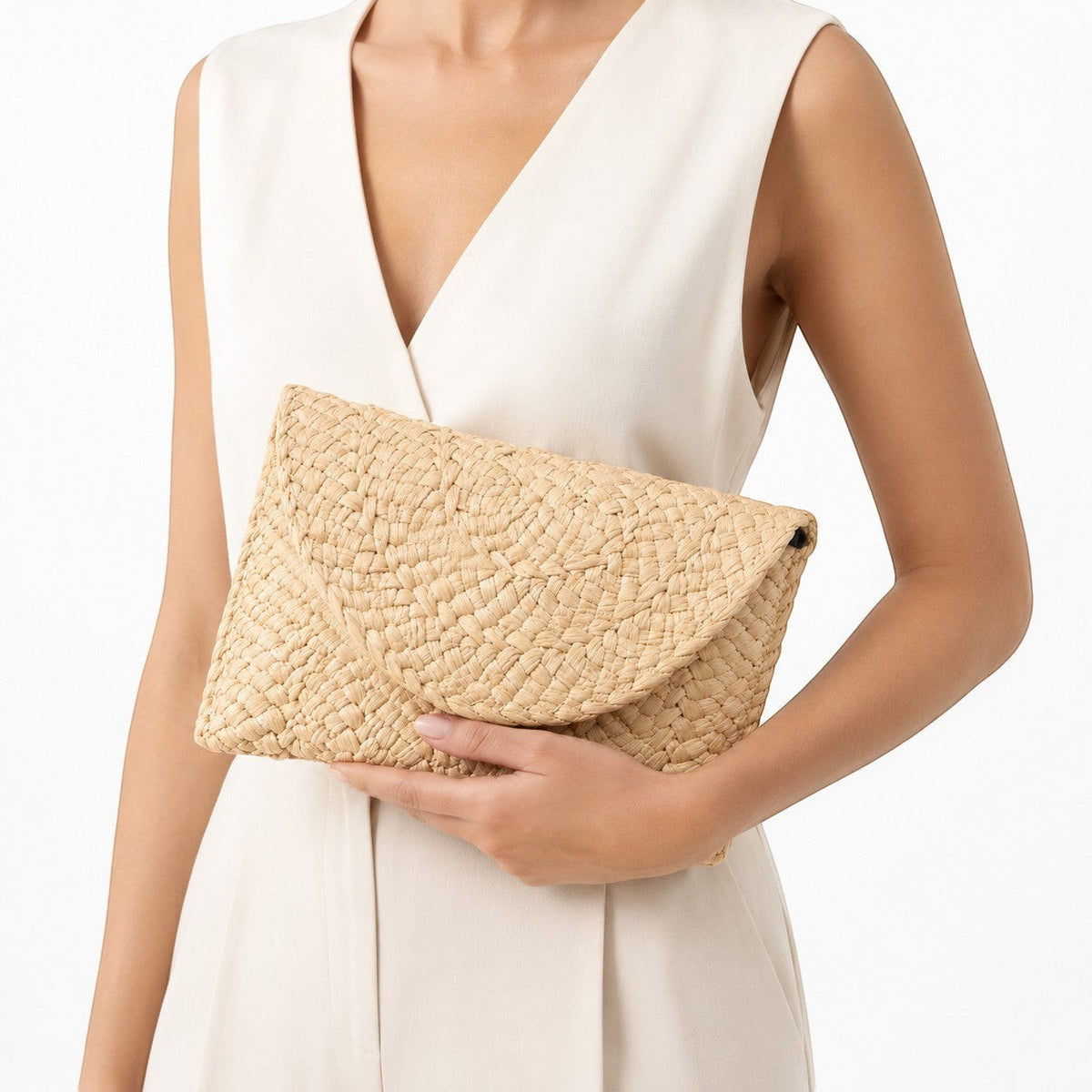 Pochette femme en paille tressée beige, style bohème, fermeture à rabat, par Univers Sac.