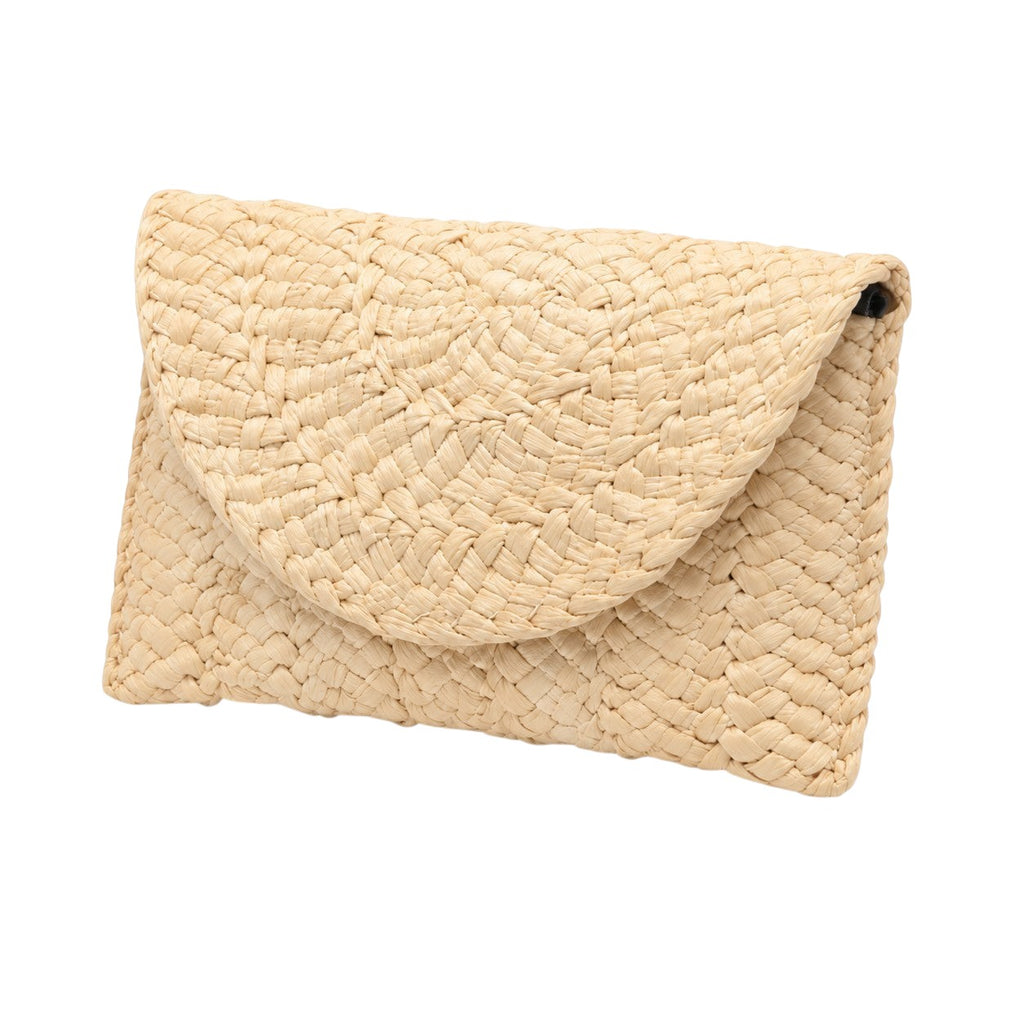 Pochette femme en paille tressée beige, style bohème, fermeture à rabat, idéale pour la plage ou une soirée.