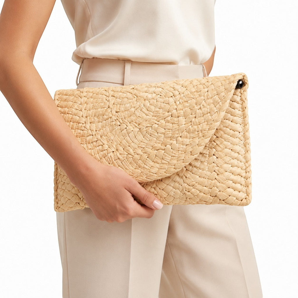 Pochette femme en paille tressée beige, style bohème, fermeture à rabat, par Univers Sac.