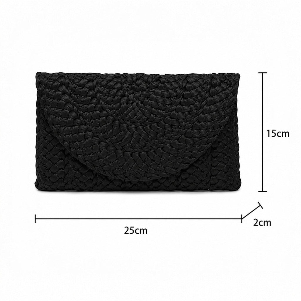Pochette noire tissée en paille par Univers Sac, forme enveloppe, idéale pour femme.