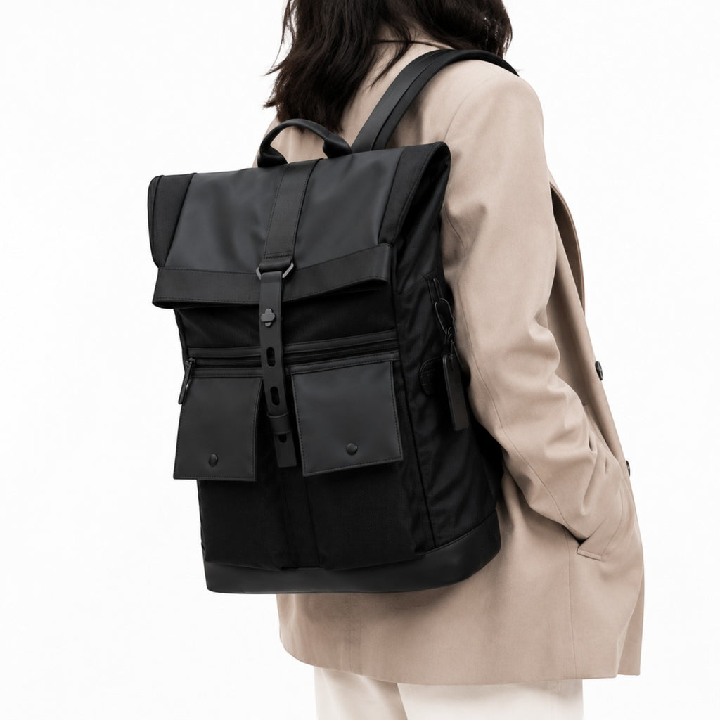 Sac à dos noir en toile Oxford imperméable de la marque Univers Sac, avec compartiment pour ordinateur portable et chargeur USB.