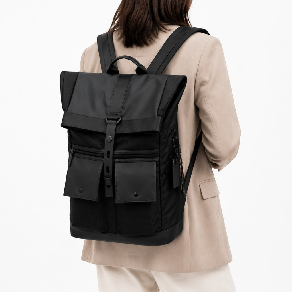 Sac à dos noir en toile Oxford imperméable de la marque Univers Sac, avec compartiment pour ordinateur portable et poches extérieures zippées.