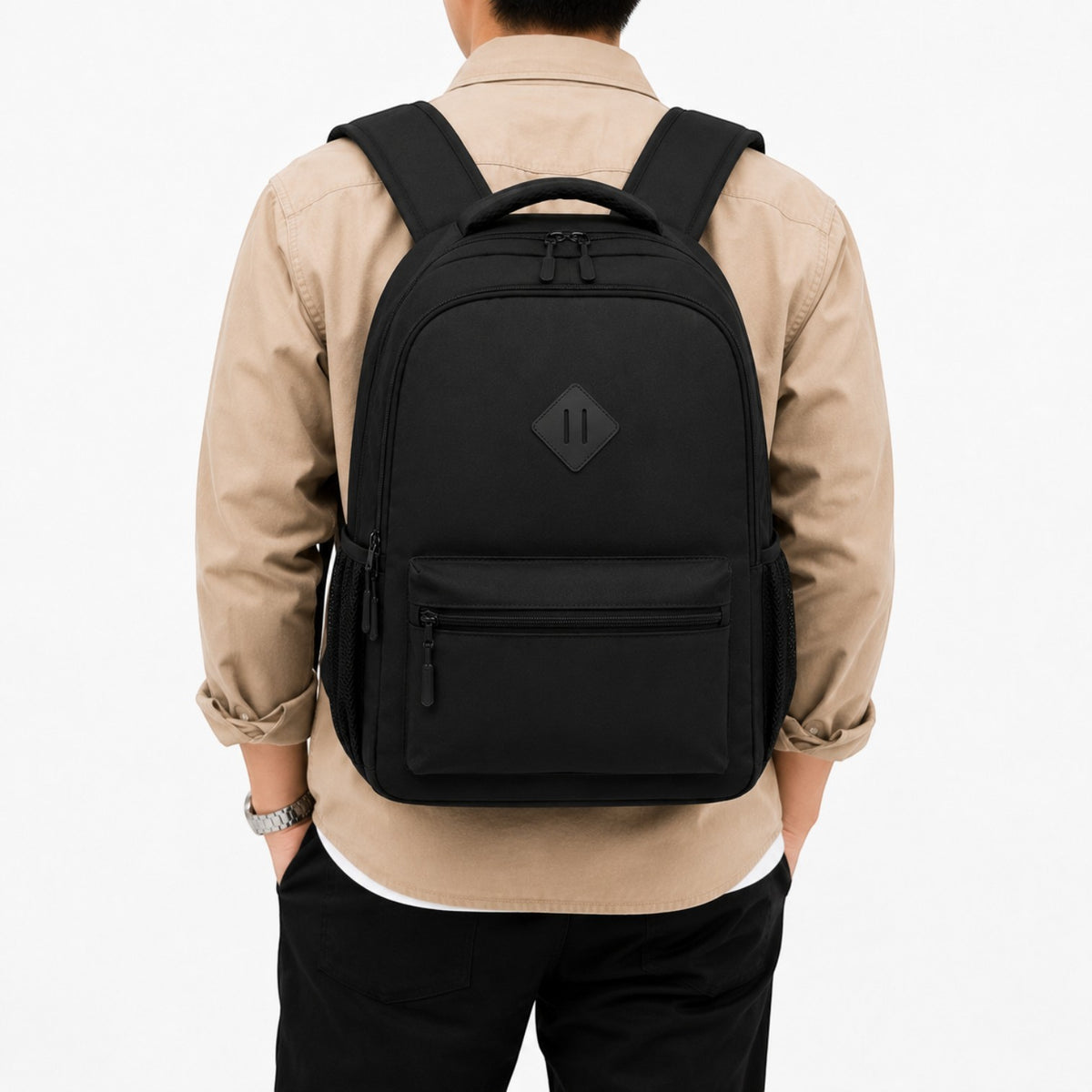 Sac à dos Univers Sac noir en tissu Oxford, style décontracté avec poches zippées, porté par un homme.