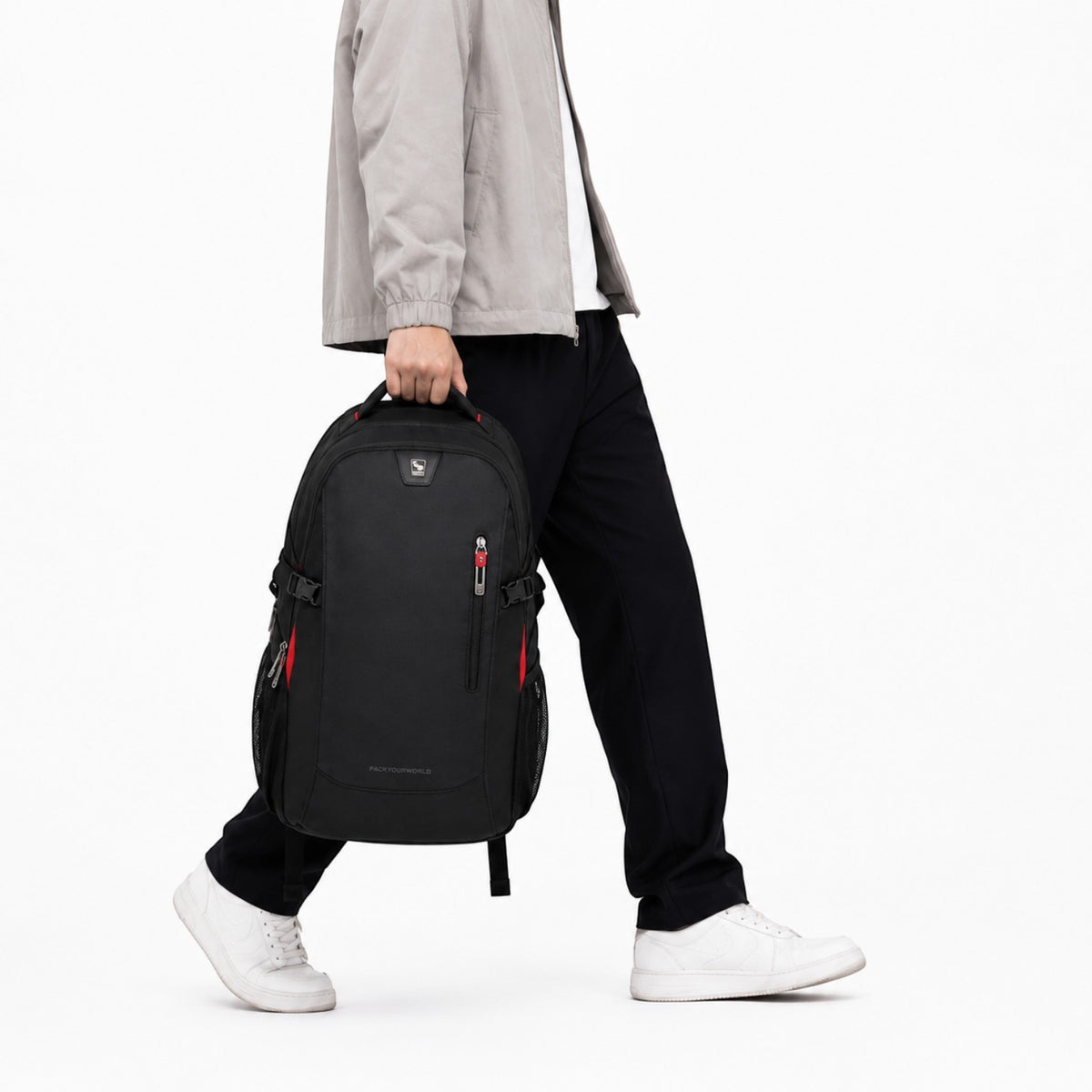Un homme porte un sac à dos noir imperméable Univers Sac, idéal pour ordinateur portable, avec des détails rouges.