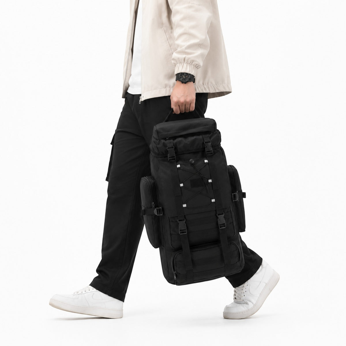 Homme portant un sac à dos de randonnée noir Univers Sac 130L en nylon imperméable avec système Molle et bandes réfléchissantes