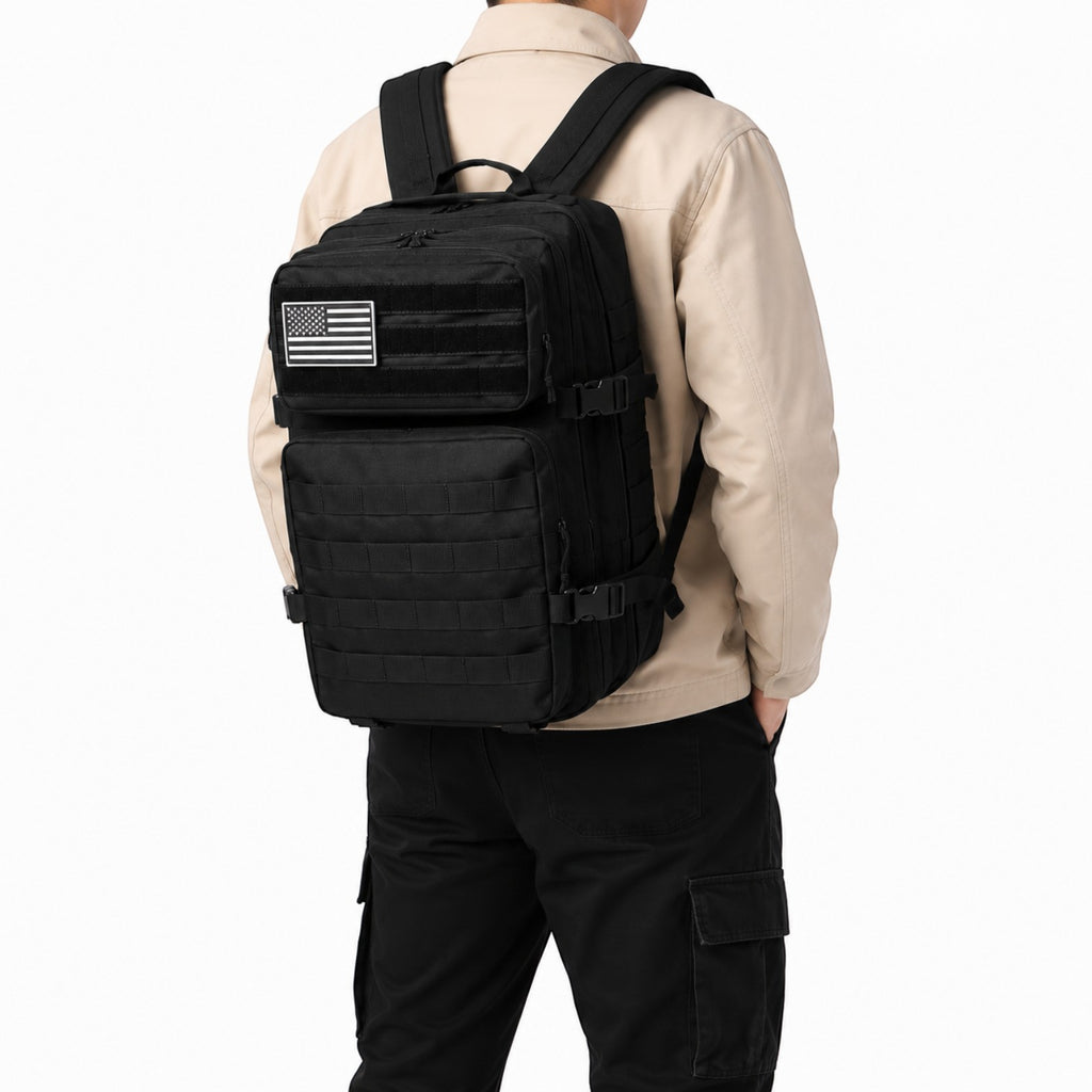 Sac à dos tactique noir Univers Sac avec système Molle et écusson drapeau américain, porté par un homme