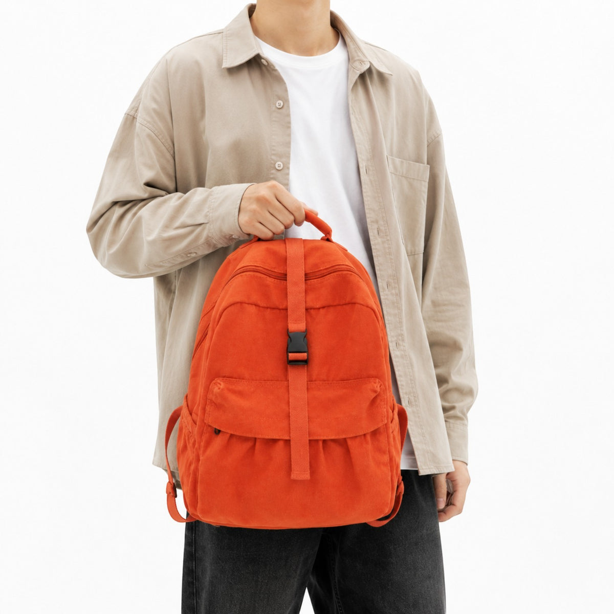 Sac à dos Univers Sac en toile orange, style décontracté avec fermeture à boucle et poche avant, porté à la main.
