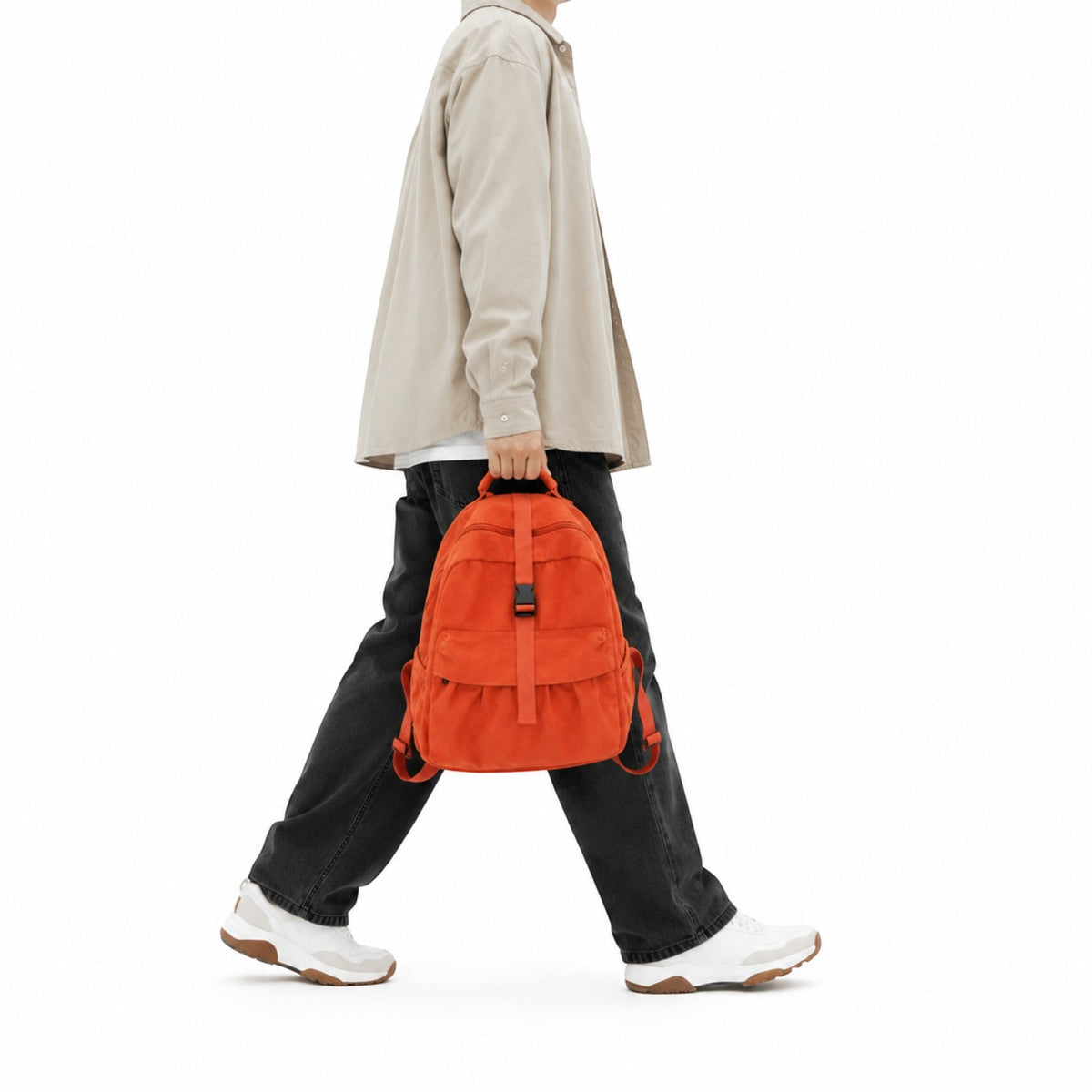 Sac à dos Univers Sac en toile orange, style vintage décontracté, porté à la main par un homme en tenue décontractée.