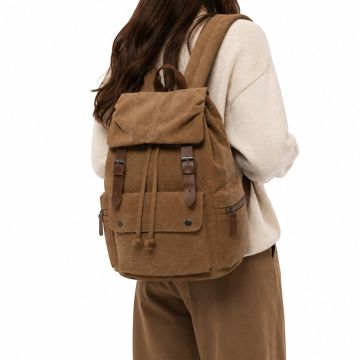 Sac à dos vintage marron en toile et cuir par Univers Sac, porté par une femme avec un pull beige, style décontracté.