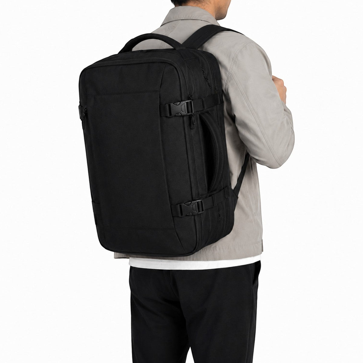 Sac à dos de voyage MOZHI 28L noir imperméable et léger, porté par un homme, idéal pour les voyages d'affaires Univers Sac
