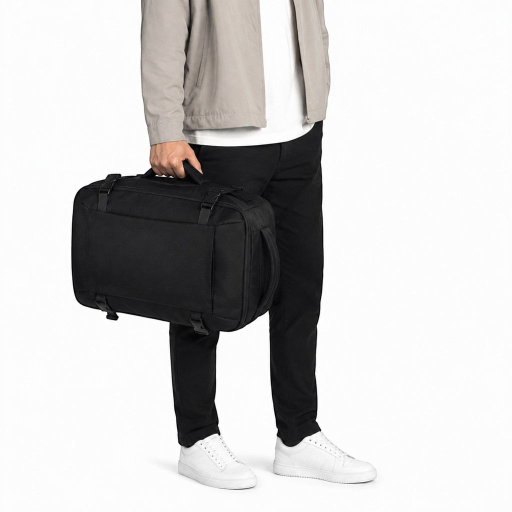 Sac à dos de voyage noir 28L Univers Sac, imperméable et léger, porté à la main pour un déplacement professionnel.