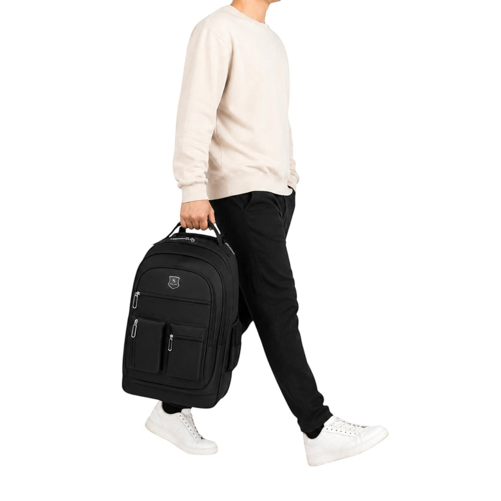 Homme portant un sac à dos de voyage noir Univers Sac avec roulettes, style décontracté et imperméable