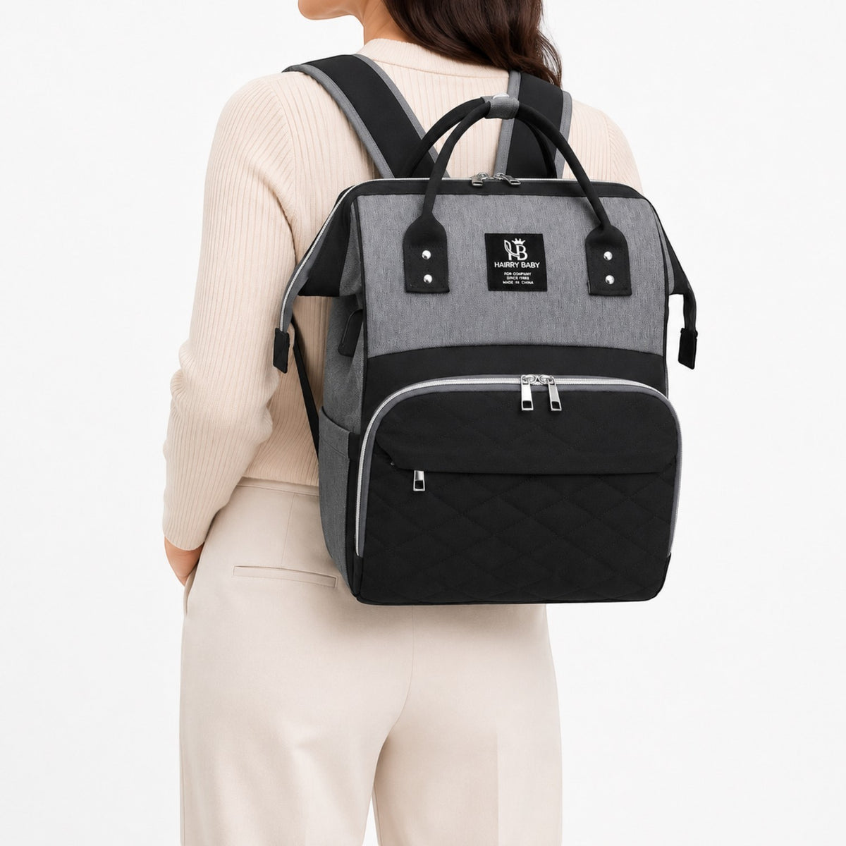 Sac à langer Univers Sac gris et noir en tissu Oxford, style sac à dos spacieux pour maman avec poches zippées.