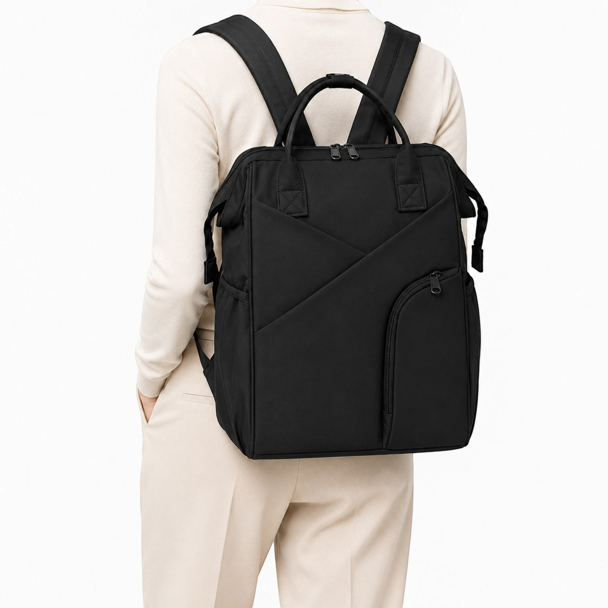 Sac à langer Univers Sac noir en tissu avec fermeture éclair, porté en sac à dos par une femme