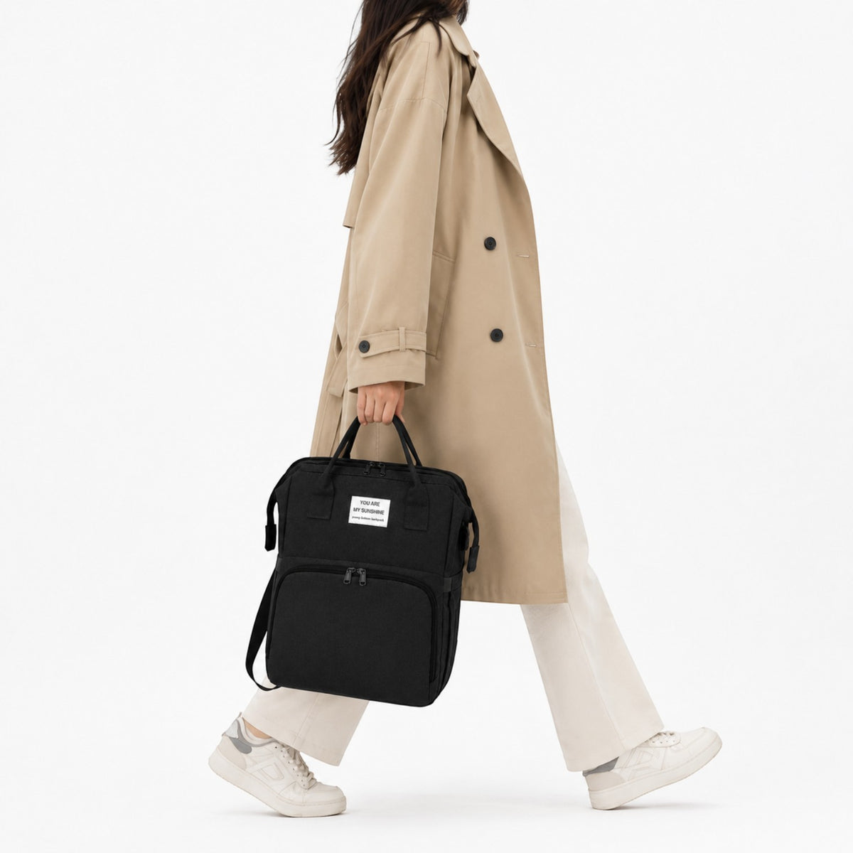 Femme portant un sac à langer noir Univers Sac multifonctionnel et pliable pour bébé