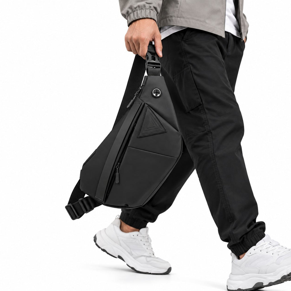 Sac bandoulière antivol noir Univers Sac en nylon porté à la main par un homme en tenue décontractée