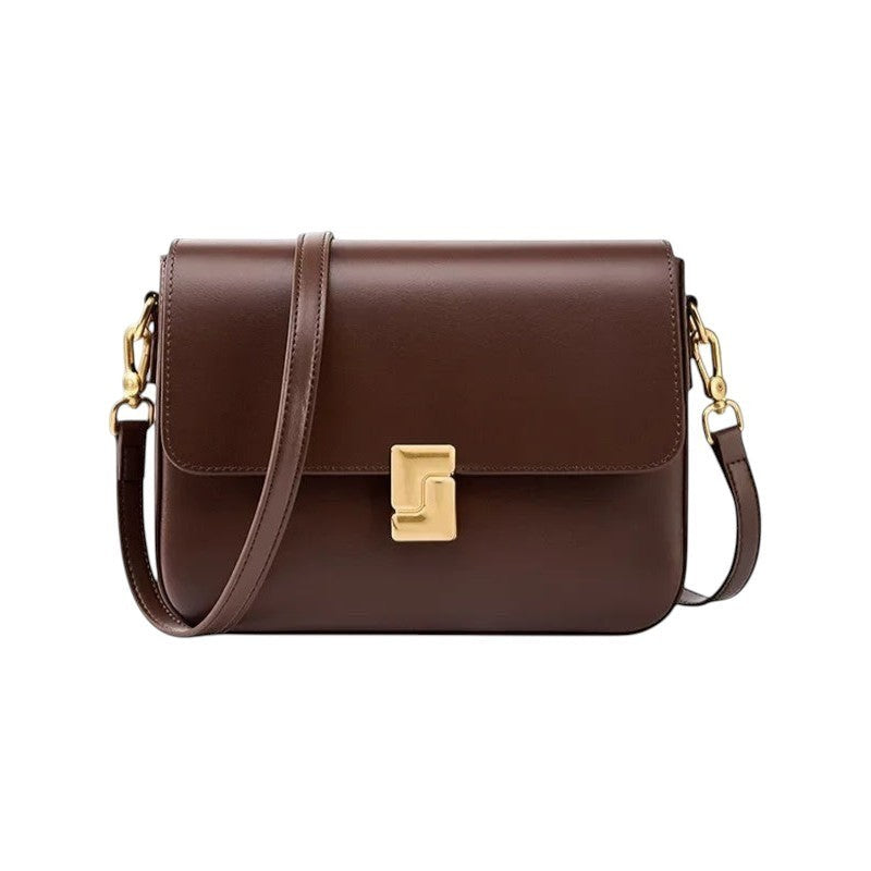 Sac bandoulière marron foncé en cuir véritable pour femme, avec fermoir doré et une seule anse réglable. Univers Sac.