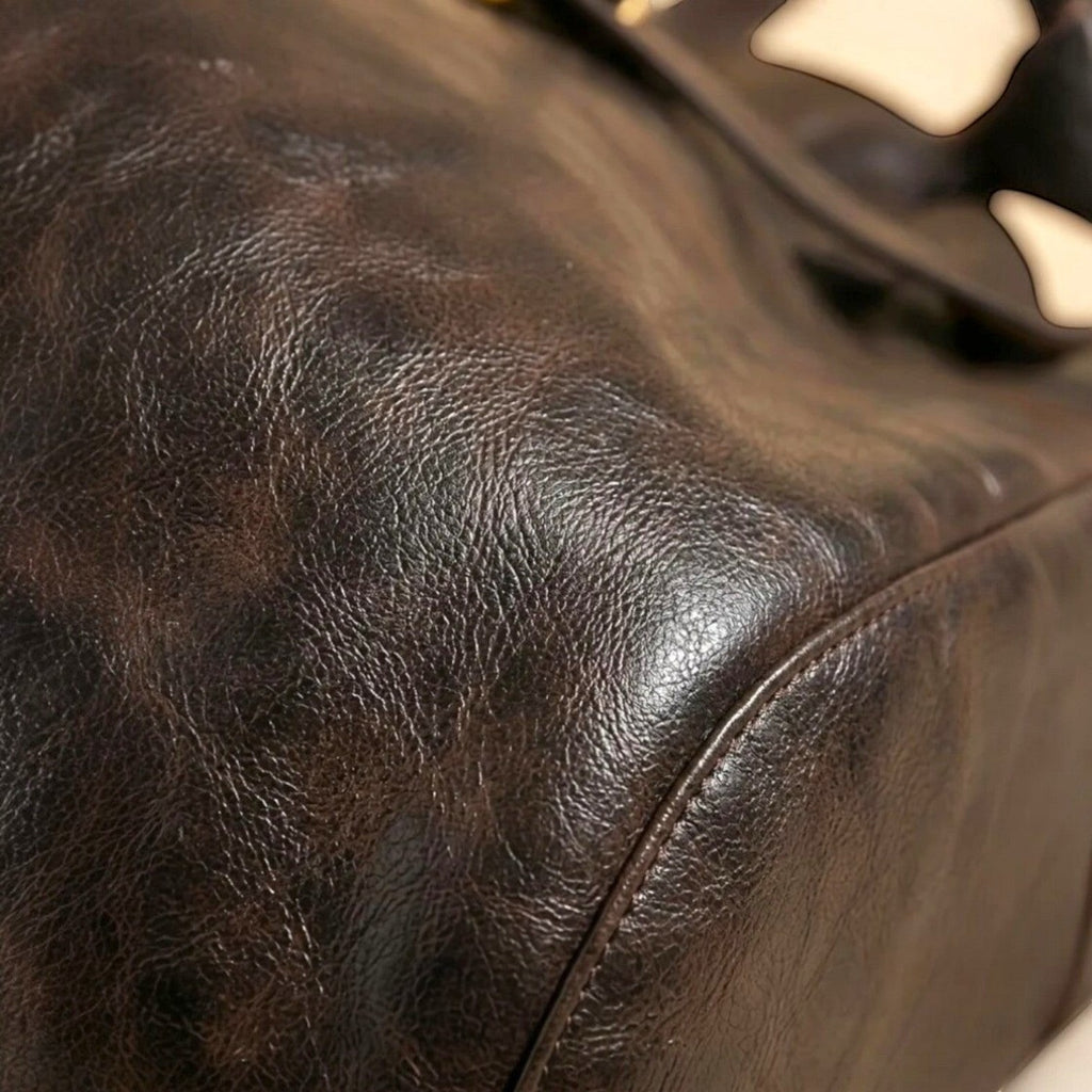 Sac bandoulière marron foncé en cuir PU texturé, style rétro, fermeture à fermoir, idéal pour femme.