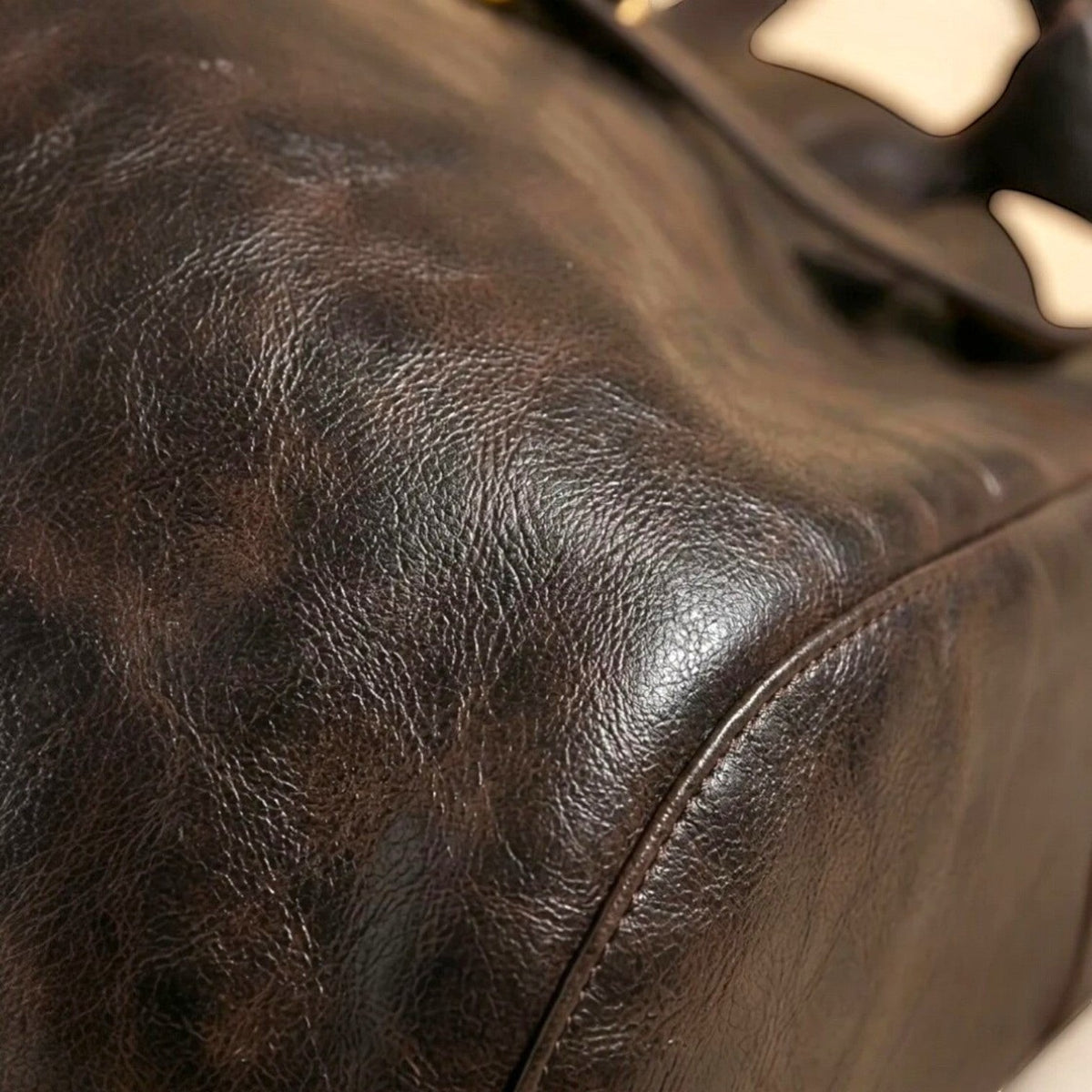 Sac bandoulière marron foncé en cuir PU texturé, style rétro, fermeture à fermoir, idéal pour femme.