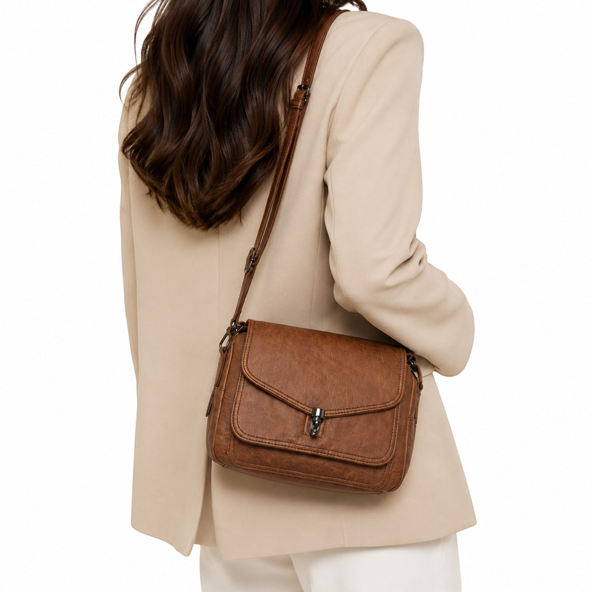 Sac bandoulière vintage en cuir marron de la marque Univers Sac, avec fermeture à fermoir et poche intérieure.