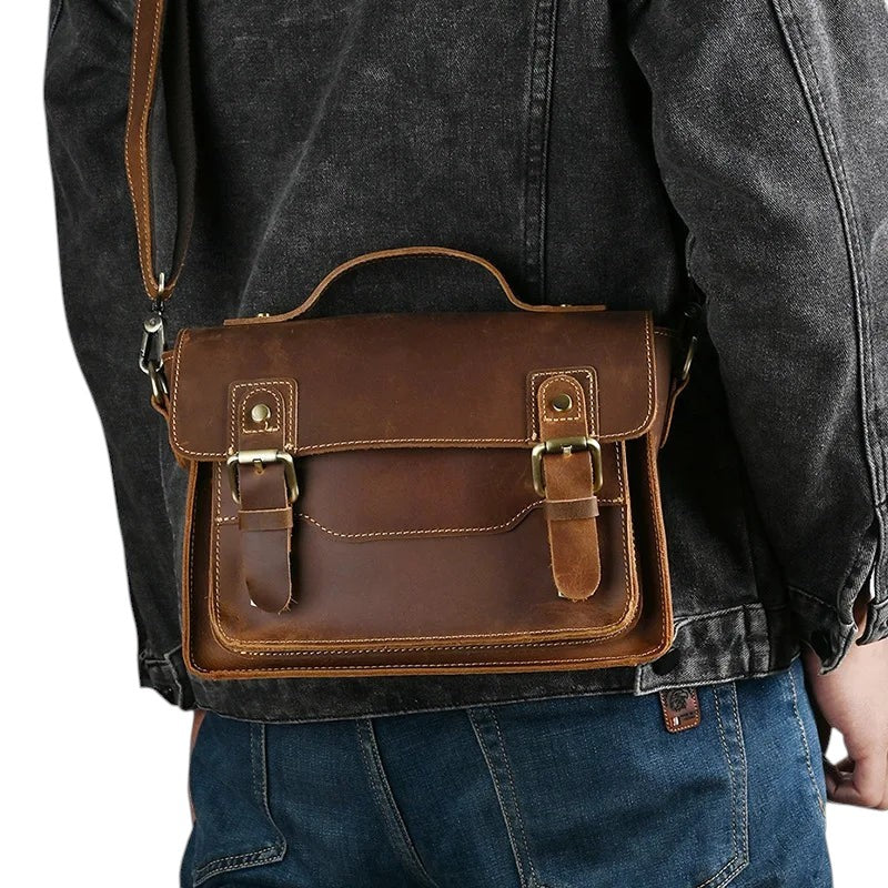 Sac bandoulière vintage en cuir Crazy Horse marron porté par un homme, marque Univers Sac