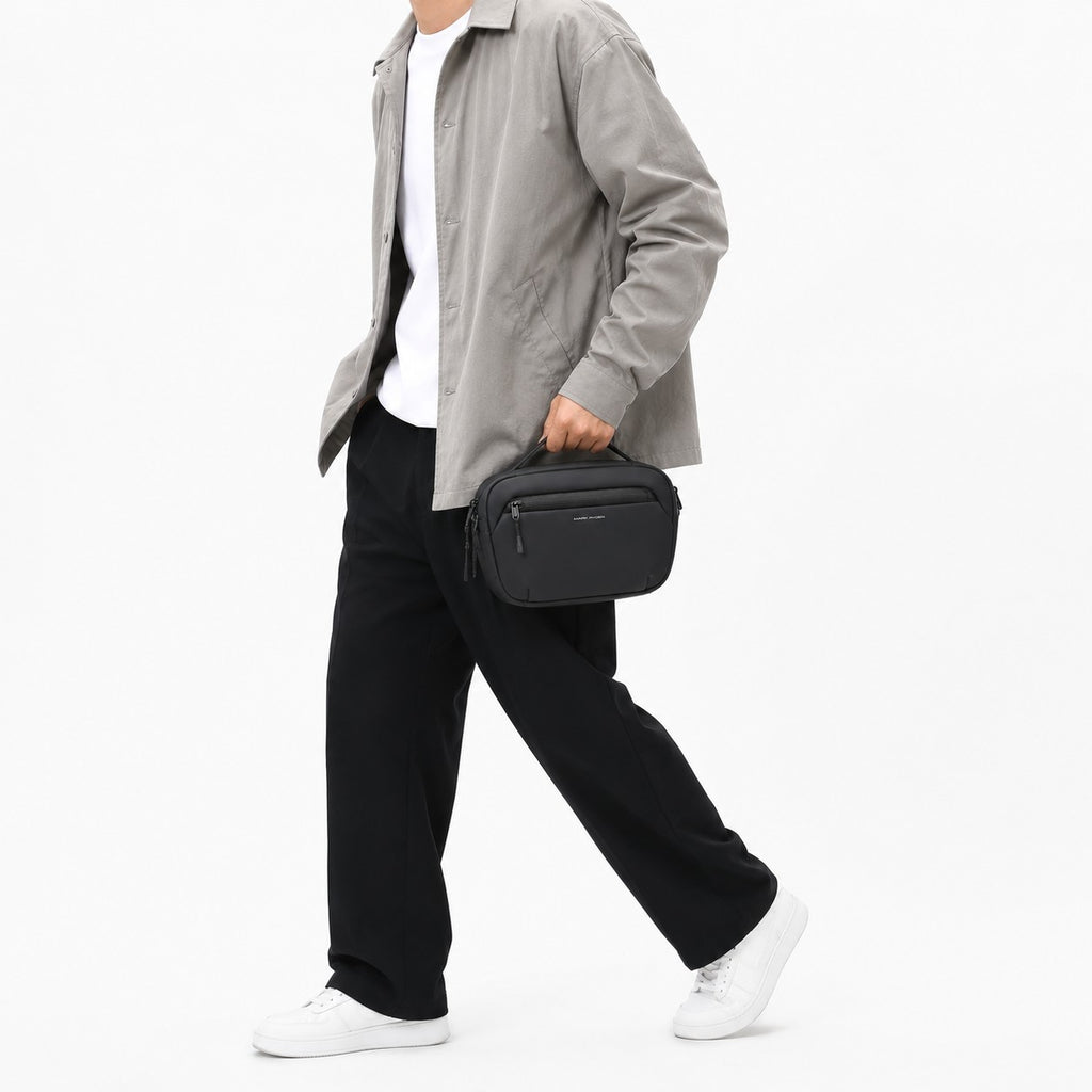 Homme portant un sac bandoulière noir imperméable Univers Sac en tissu Oxford avec poignée et fermeture éclair