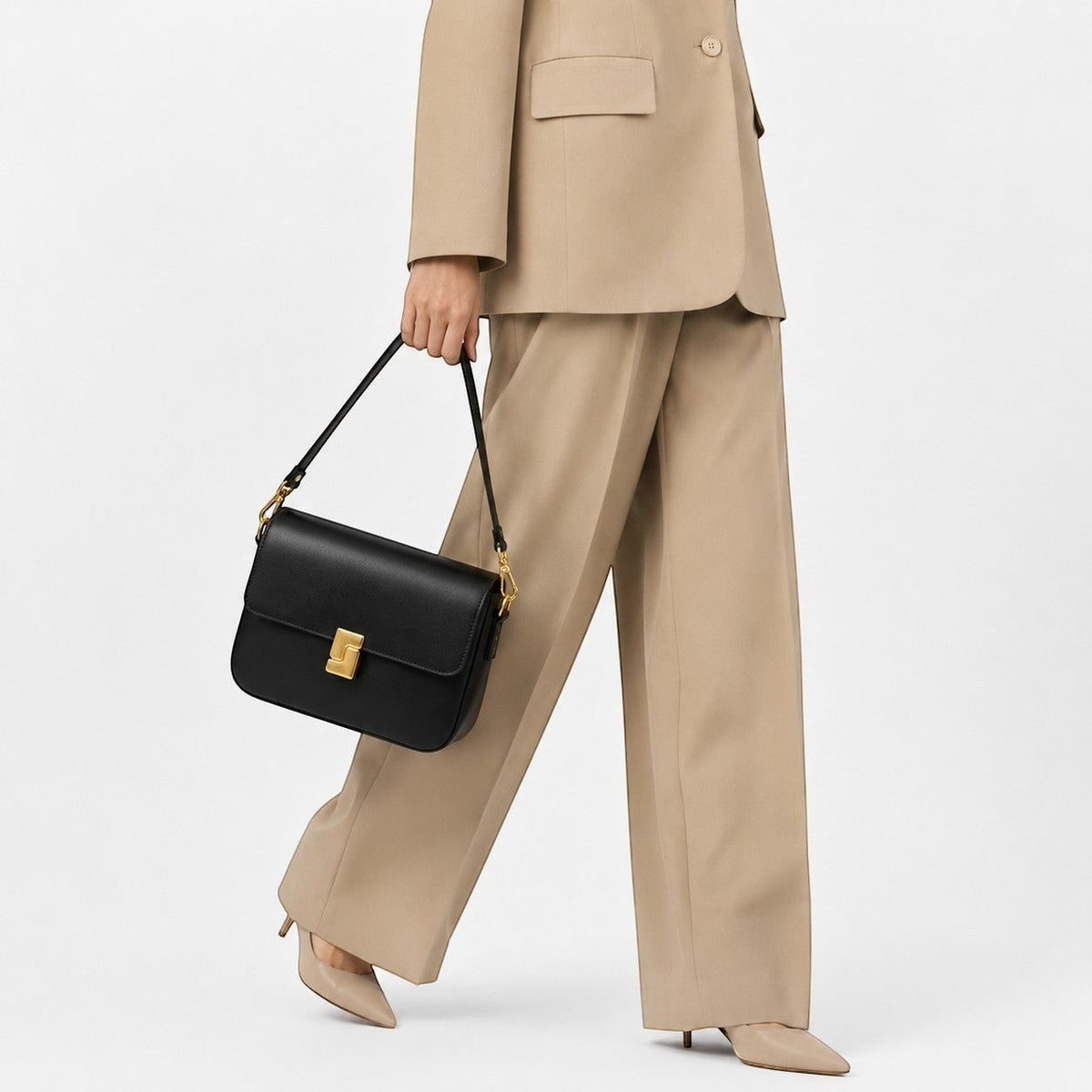 Sac bandoulière noir en cuir véritable pour femme, Univers Sac, avec fermoir doré et anse unique.