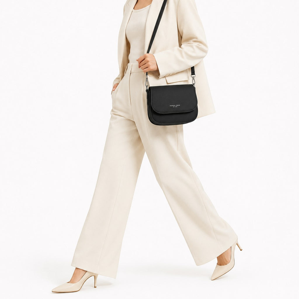 Sac bandoulière noir en cuir PU souple pour femme, de la marque Univers Sac, avec fermeture à rabat.