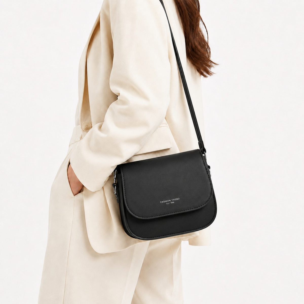 Sac bandoulière noir en cuir PU souple pour femme, de la marque Univers Sac, avec une fermeture à rabat et une petite inscription.